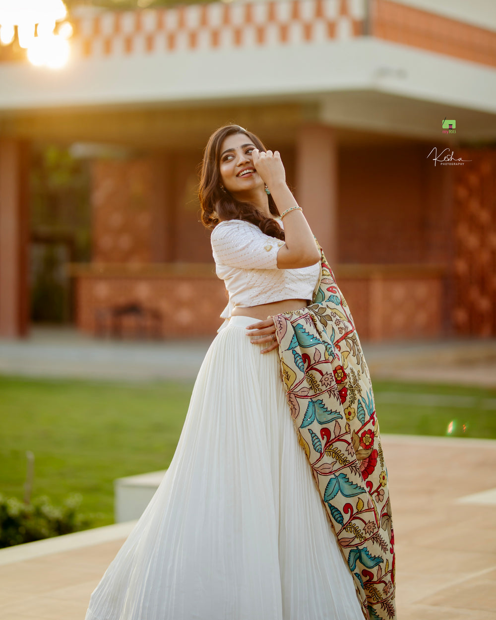 Elegant White Lehenga paired with a vibrant Kalamkari Dupatta, a perfect fusion of modern style and traditional art, available exclusively at MyRiti.