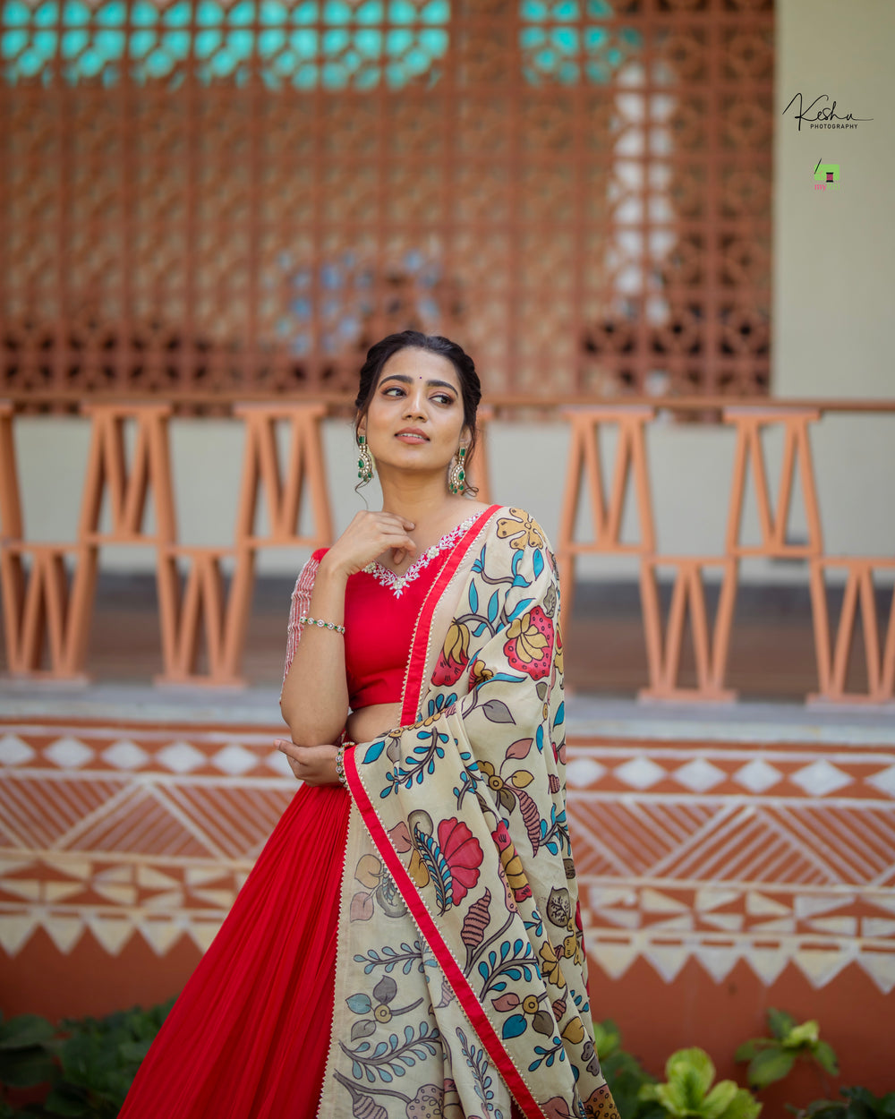 Elegant Mangalgiri Lehenga available at MyRiti, showcasing traditional weaving in vibrant colors. Ideal for those seeking a blend of classic and contemporary styles in online lehengas