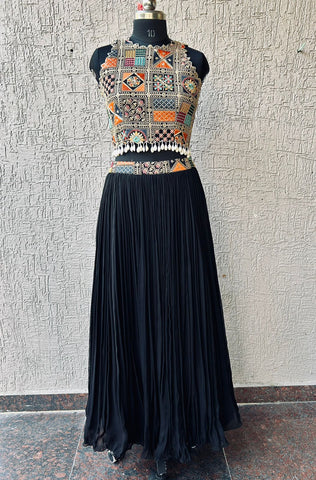 Sophisticated Georgette Black Lehenga from MyRiti, perfect for those seeking elegant and versatile online lehengas. A blend of traditional style and modern design.